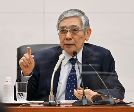 金融政策決定会合を終え、記者会見する日銀の黒田東彦総裁=22日午後、日銀本店(代表撮影)