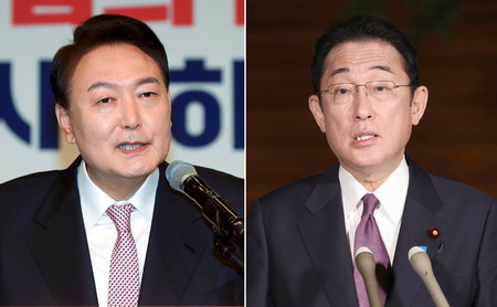 岸田文雄首相（右）と韓国の尹錫悦大統領（ＥＰＡ時事）