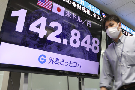 政府・日銀による円買い介入後の為替相場を示すモニター=22日午後、東京都港区の外為どっとコム