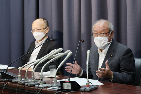 為替介入について緊急記者会見する鈴木俊一財務相(右)。左は神田真人財務官=22日夜、財務省