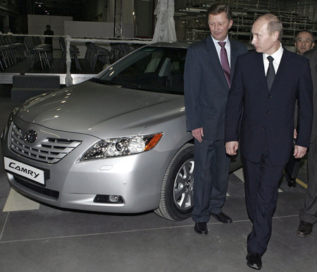 トヨタ自動車のロシア・サンクトペテルブルク工場を視察するプーチン大統領(右)=2007年12月21日(AFP時事)