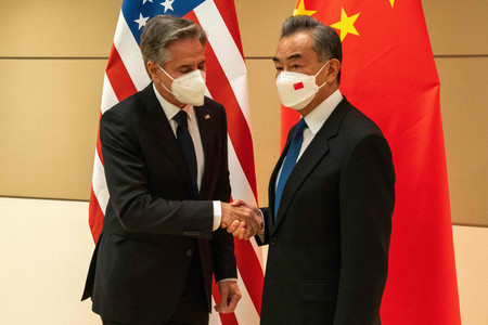 23日、ニューヨークで会談するブリンケン米国務長官(左)と中国の王毅国務委員兼外相(AFP時事)