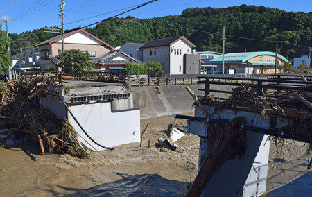大雨で二俣川が増水し、流された嘯月橋＝２４日午後、浜松市天竜区