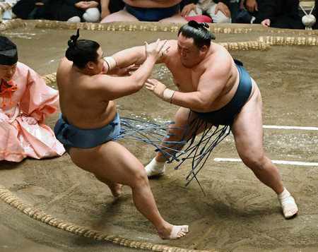 玉鷲（右）は翔猿を押し倒しで破り、２敗を守る＝２４日、東京・両国国技館