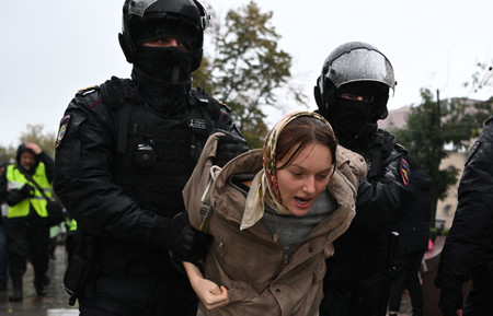 ２４日、モスクワで、部分動員令に反対して警察に拘束される女性（ＡＦＰ時事）