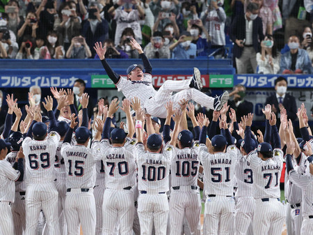 2年連続9度目の優勝を果たし、胴上げされるヤクルトの高津監督=25日、神宮