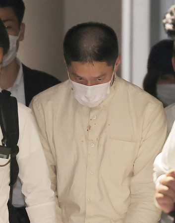 特別養護老人ホームの入所者が死亡した事件で、逮捕され移送される菊池隆容疑者=25日夜、北海道・新千歳空港