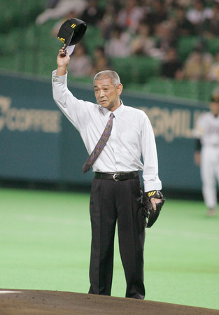 プロ野球交流戦・ソフトバンク―広島戦の始球式で観客の声援に応える池永正明さん=2005年5月、ヤフードーム