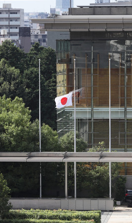 安倍晋三元首相の国葬当日、首相官邸に掲げられた半旗=27日午後、東京・永田町