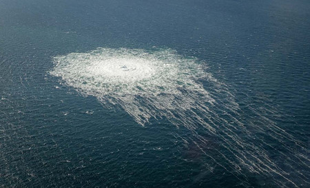 ２７日、デンマークのボーンホルム島沖で撮影されたパイプライン「ノルドストリーム２」からのガス漏れ（ロイター時事）