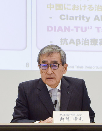 新型のアルツハイマー病治療薬について記者会見するエーザイの内藤晴夫最高経営責任者(CEO)=28日午後、東京都文京区の同社本社