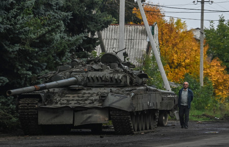 29日、ウクライナ東部ドネツク州クラマトルスクで、放置されたロシア軍の戦車(AFP時事)