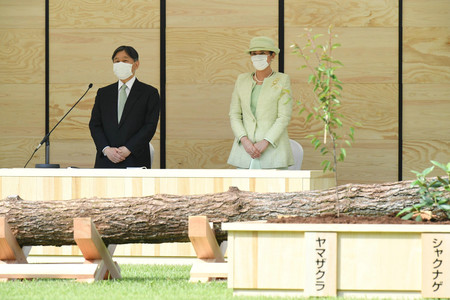 島根県で行われた全国植樹祭に、赤坂御用地からリモートで出席される天皇、皇后両陛下=2021年5月30日、東京都港区