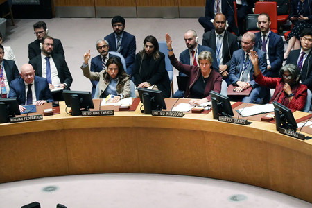 ３０日、ニューヨークで開かれたウクライナ情勢をめぐる国連安全保障理事会の緊急会合で、ロシアが強行した「住民投票」を非難する決議案の採決（ＡＦＰ時事）