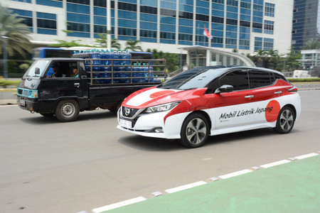 インドネシアの首都ジャカルタ市内を走る日本大使館のEV車(手前)=9月29日