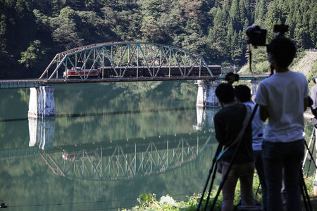 橋の上を走る記念列車「再会、只見線号」＝１日午後、福島県金山町