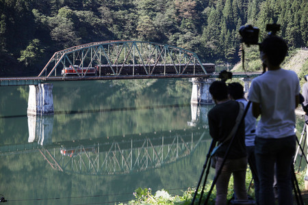 橋の上を走る記念列車「再会、只見線号」=1日午後、福島県金山町
