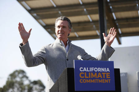 演説する米カリフォルニア州のニューサム知事=9月16日、同州バレホ(EPA時事)