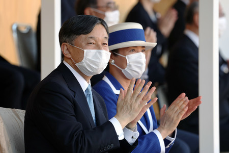 第77回国民体育大会の総合開会式に出席し演技に拍手を送られる天皇、皇后両陛下=1日午後、宇都宮市のカンセキスタジアムとちぎ(代表撮影)