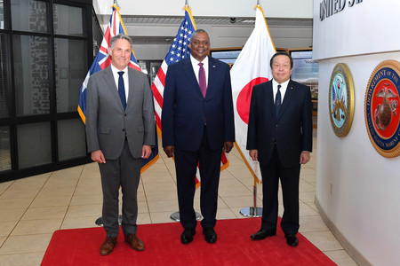 会談に臨む(右から)浜田靖一防衛相、オースティン米国防長官、マールズ豪国防相=1日、米ハワイ(防衛省提供)