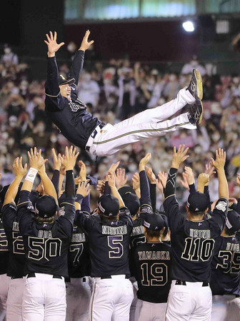 パ・リーグ優勝が決まり、胴上げされるオリックスの中嶋監督(上)=2日、楽天生命パーク