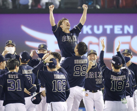 優勝を決め、喜ぶ福田(上)らオリックスナイン=2日、楽天生命パーク
