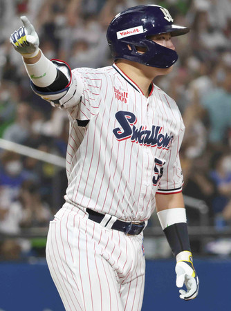 7回、56号のソロ本塁打を放ったヤクルトの村上=3日、神宮