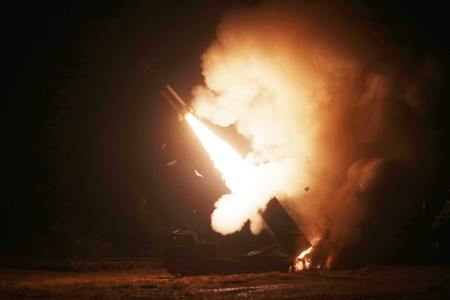 ５日、米韓両軍の訓練で、日本海に向け発射される地対地ミサイル「ＡＴＡＣＭＳ」（韓国軍提供・時事）