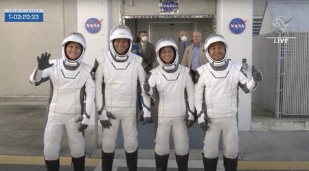 ケネディ宇宙センターの施設を出て、発射台に向けて出発する若田光一さん(右端)ら=5日(NASAテレビより)