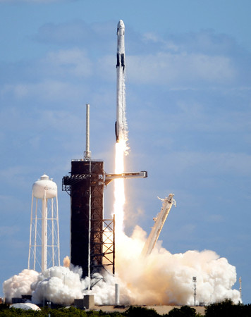 若田光一さんら４人を乗せ、打ち上げられたファルコン９ロケット＝５日、米フロリダ州・ケネディ宇宙センター（ロイター時事）