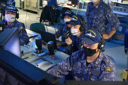北朝鮮の弾道ミサイル発射を受けて行われた日米韓共同の情報共有訓練に参加する海上自衛隊のイージス艦「あしがら」の乗組員=6日(防衛省統合幕僚監部提供)