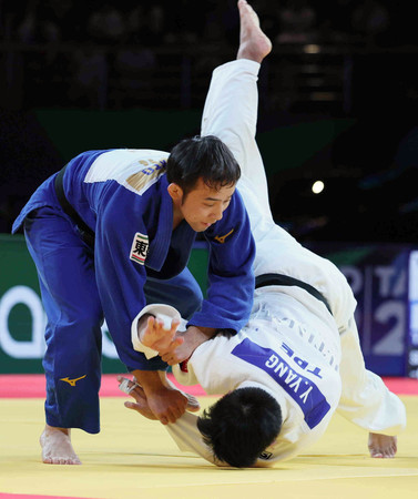 男子60キロ級準決勝で台湾の楊勇緯(右)を攻める高藤直寿=6日、タシケント