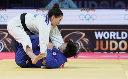 女子48キロ級準決勝でカザフスタン選手(上)を攻める角田夏実=6日、タシケント