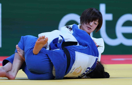 女子48キロ級決勝でドイツ選手を攻める角田夏実(上)=6日、タシケント