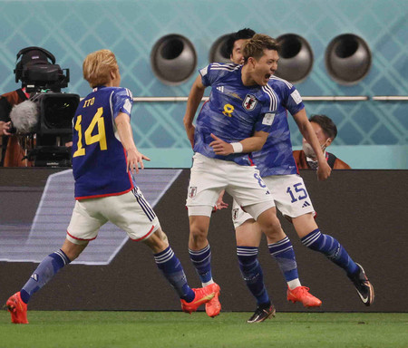後半、同点ゴールを決め喜ぶ堂安(右手前)=23日、ドーハ