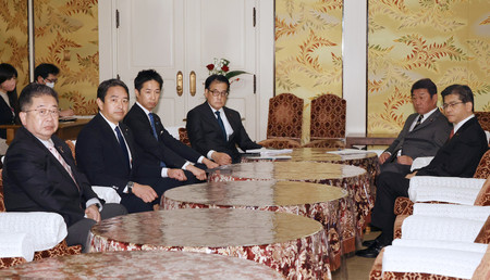与野党幹事長・書記局長会談に臨む自民党の茂木敏充幹事長(右から2人目)、立憲民主党の岡田克也幹事長(同3人目)ら=24日午後、国会内