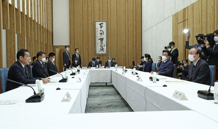 全世代型社会保障構築本部の会合で発言する岸田文雄首相(左端)=24日午後、首相官邸