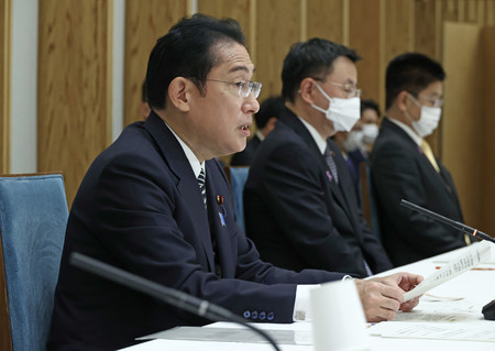 全世代型社会保障構築本部の会合で発言する岸田文雄首相(左)=24日午後、首相官邸