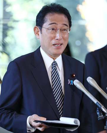 記者団の取材に応じる岸田文雄首相=24日午前、首相官邸