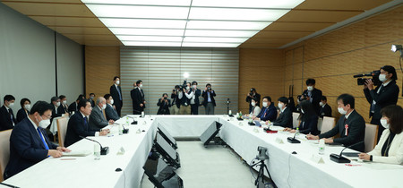 資産所得倍増分科会の会合で発言する岸田文雄首相(左手前から2人目)=25日午後、首相官邸
