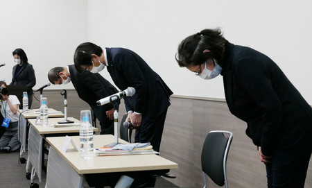 記者会見で謝罪する宇宙航空研究開発機構(JAXA)の佐々木宏理事(右から2人目)ら=25日午後、東京都千代田区