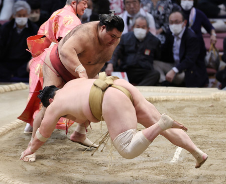 高安(上)は輝をはたき込んで12勝目を挙げる=26日、福岡国際センター