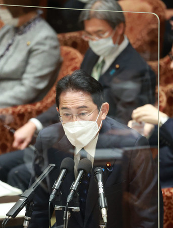 衆院予算委員会で答弁する岸田文雄首相(手前)。奥は秋葉賢也復興相=29日午前、国会内
