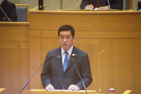 馬毛島基地計画に容認を表明した塩田康一鹿児島県知事=29日午前、鹿児島県議会