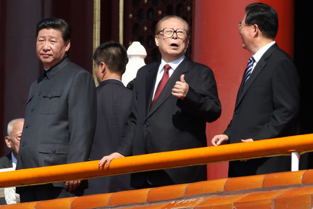 江沢民氏(中央)と習近平中国国家主席(左)=2015年9月、北京(EPA時事)