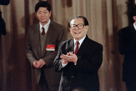 中国共産党の新たな最高指導部メンバーに拍手を送る江沢民総書記(当時)=1992年10月、北京(AFP時事)