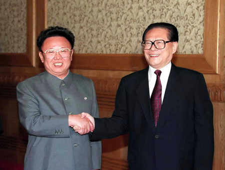 北朝鮮の金正日総書記(左)と中国の江沢民国家主席(いずれも当時)=2000年6月、北京(AFP時事)