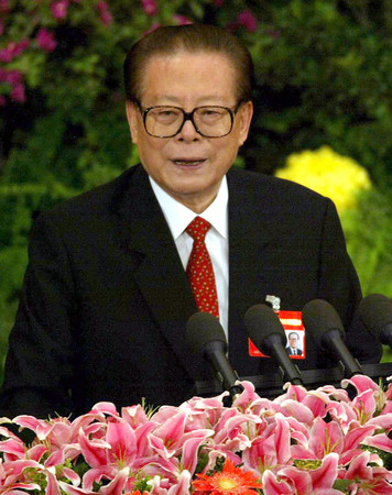 第16回中国共産党大会で演説する江沢民総書記(国家主席)(当時)=2002年11月、北京(AFP時事)