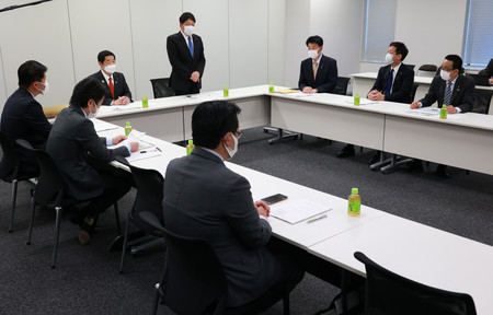 年末の国家安全保障戦略など3文書改定に向けた検討ワーキングチーム(WT)の会合で発言する、自民党の小野寺五典元防衛相(奥右)=30日午後、衆院議員会館