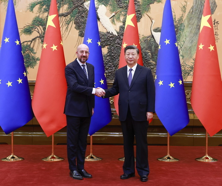 欧州連合（ＥＵ）のミシェル大統領（左）と握手する中国の習近平国家主席＝１日、北京（ＥＰＡ時事）